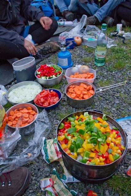 Töpfe mit buntem Essen: Karotten, bunte Paprika, Zwiebeln, Tomaten